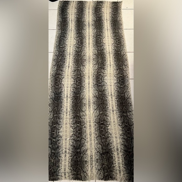 ZARA Accessories Gray & Cream Reptile Snake Print Scarf Fall Winter - Picture 1 of 6